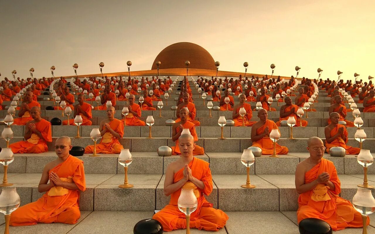 Буддисты. Храм ват Пхра Дхаммакая Таиланд. Тхеравада-хинаяна. Махаяна буддизм. Тхеравада и махаяна.