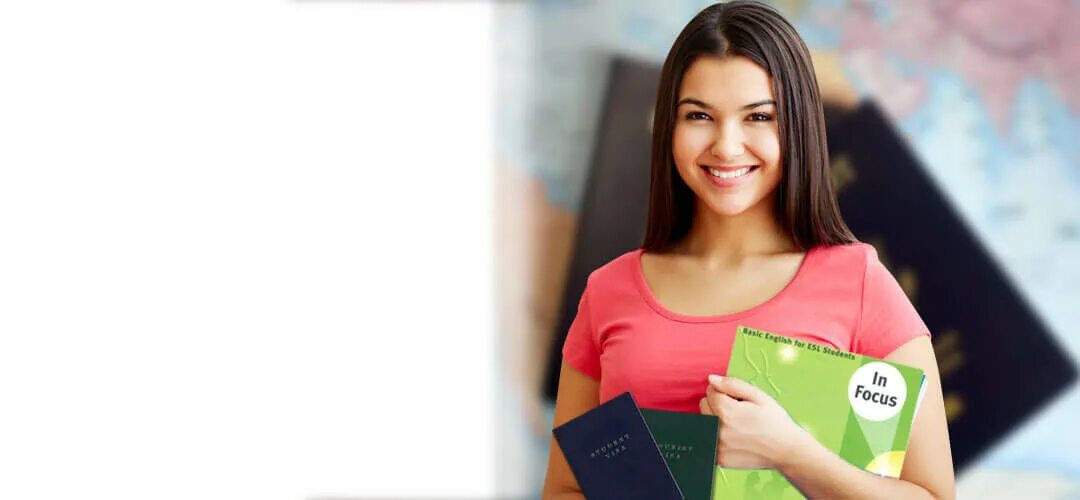 Student visa. Деловая офисная девушка. International student visa. Фото девушка держит в руках карту виза.