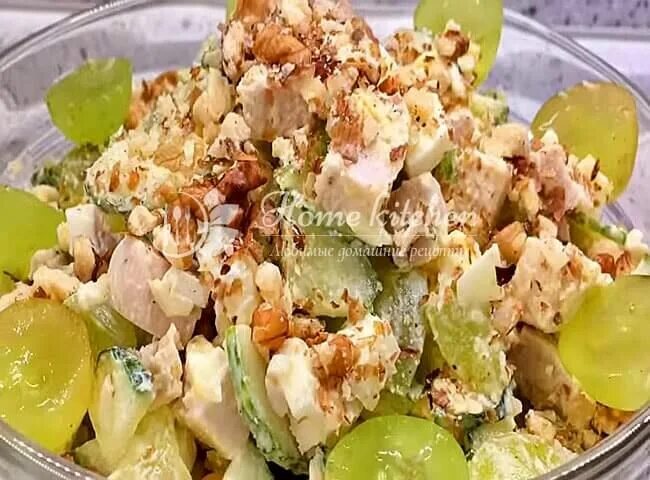 Салат из курицы с виноградом. Салат из сельдерея с яблоком. Салат сельдерей виноград грецкий орех. Салат сельдерей виноград грецкий орех. Салат из винограда и куриной грудки.