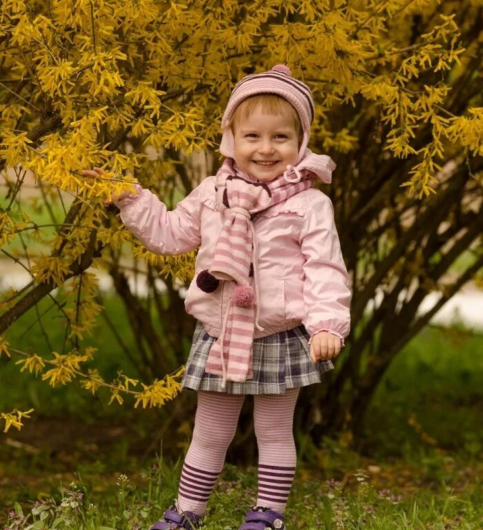 Девочки дети на прогулке. Прогулки на свежем воздухе для детей. Дети улицы. Девочки дети на прогулке. Девочка гуляет на улице.