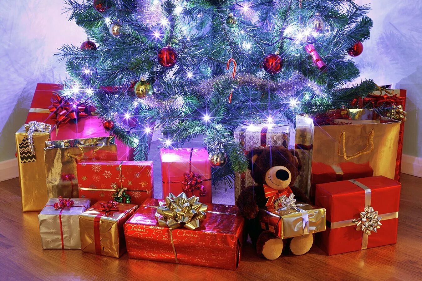 Картинки подарков на новый год. Новогодние подарки. Подарки под ёлкой. Красивая Новогодняя елка с подарками. Много подарков под елкой.