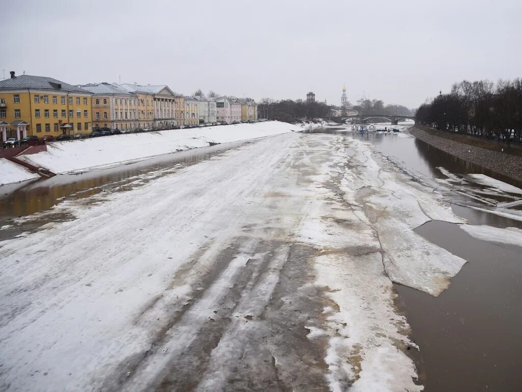 Уровень воды в вологде сегодня. Река Вологда. Уровень реки в Вологде. Вологда река 2000 год. Поднялся уровень в реке Вологда.