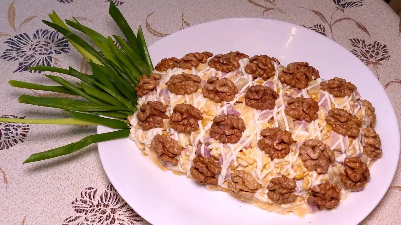 Салат ананас с окорочком. Ананасовый салат с курицей. Слоеный салат с ананасами. Салат с копчёной курицей и ананасами. Салат из курицы с ананасами.