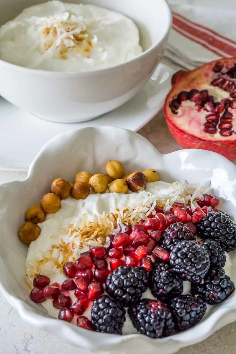 Творог на завтрак. Творог с фруктами. Вкусный диетический завтрак. Творог с фруктами на завтрак.