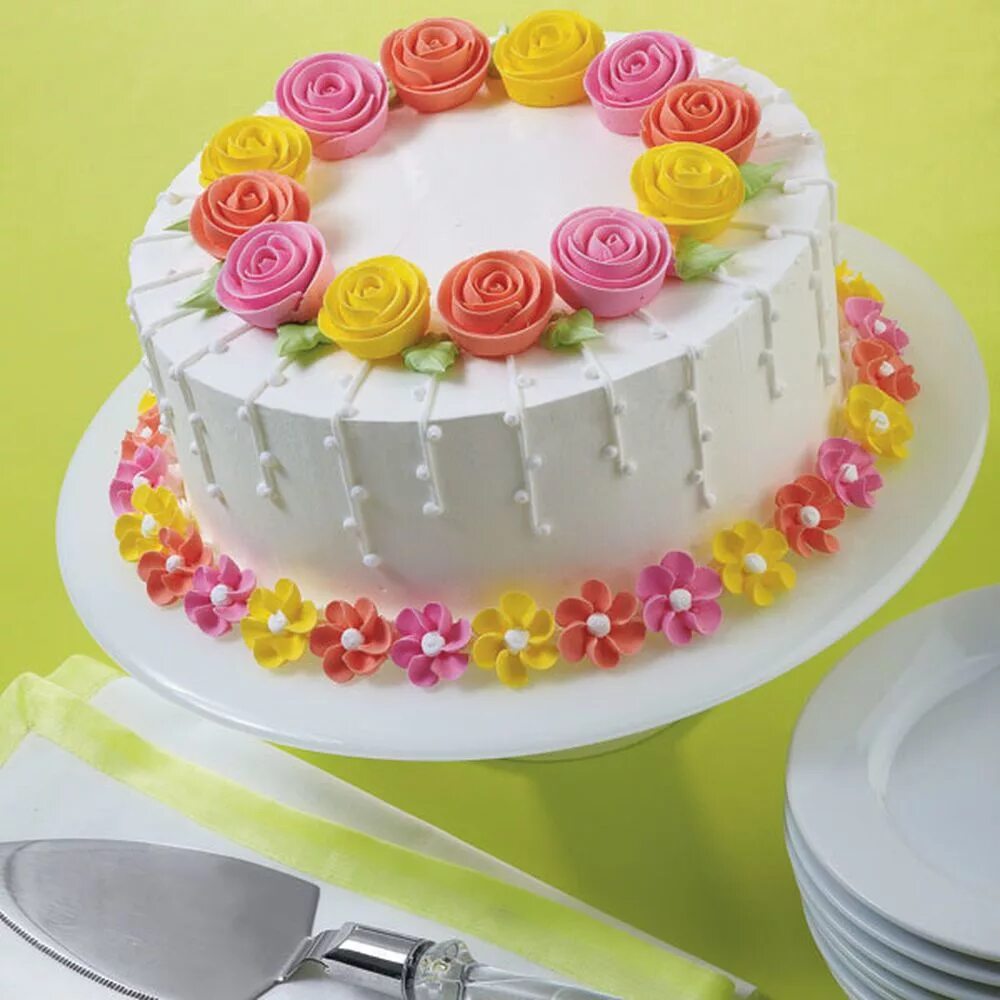 Оформление торта на день рождения девочке. Украшение торта. Красивое украшение торта. Декор торта для девочки. Кремовое украшение торта.