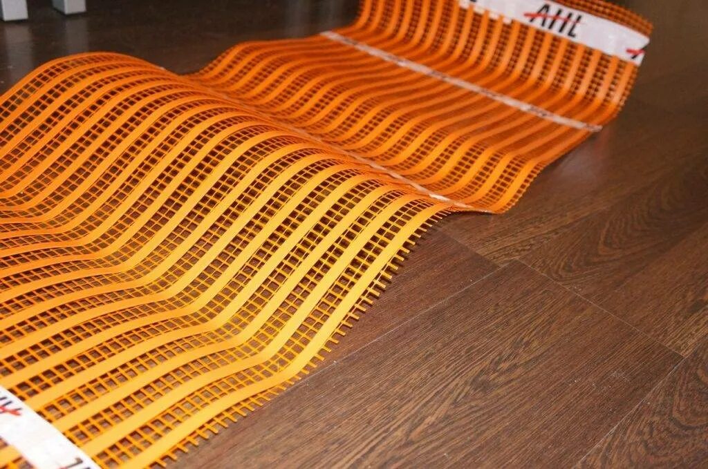 Напольное отопление водяное. Пенофол под ламинат. Теплый пол нагревательный мат. Теплый пол на основе. Инфракрасный теплый пол монтаж.