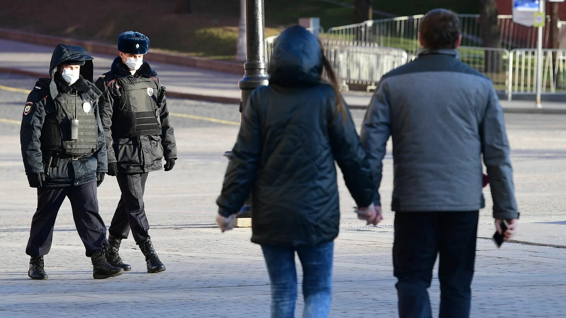 Риа новости реклама. Полиция. Люди в масках полиция карантин. Полицейский в маске. РИА новости.