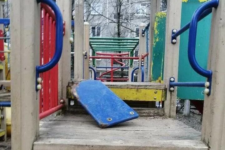 Ломают детскую площадку. Ломают детскую площадку