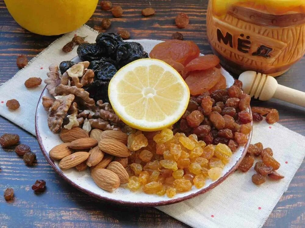 Изюм курага чернослив смесь амосова. Смесь курага чернослив изюм орехи лимон мед. Изюм курага чернослив мед. Курага, чернослив, изюм, грецкий орех. Витаминная паста амосова.