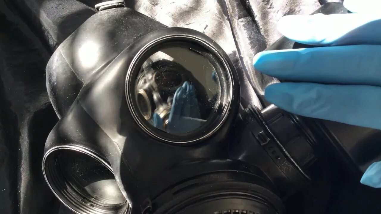 Противогаз перчатки. ASMR Gas Mask. Latex Gas Mask. Latex Gloves Mask. Противогаз на фаре мотоцикла фото.