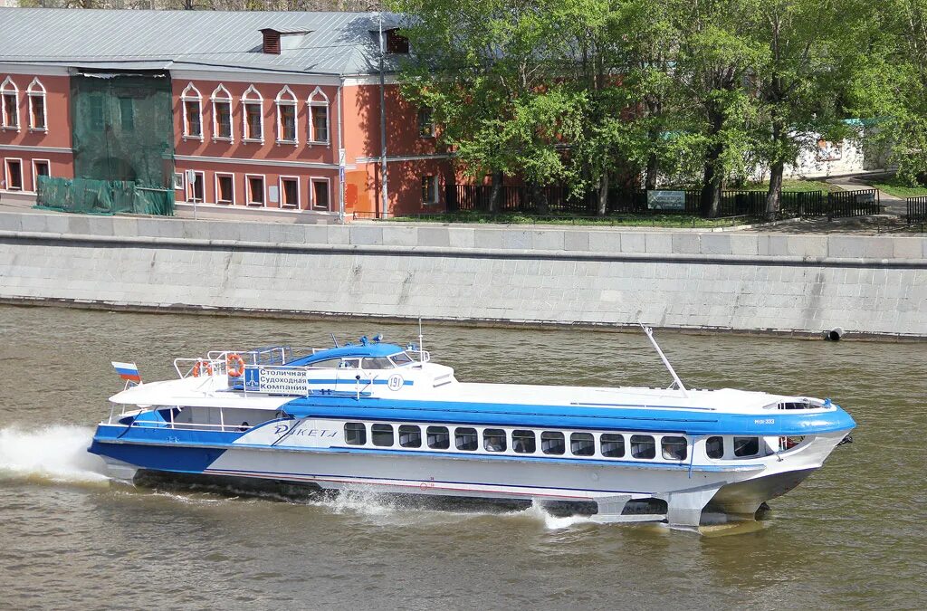 Водный транспорт н н. Речной теплоход ракета. Ракеты в Астрахани судно. Теплоход ракета на Москве-реке. Речной трамвайчик ракета.