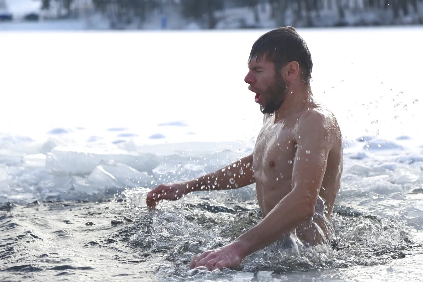 Люди купающиеся зимой в проруби