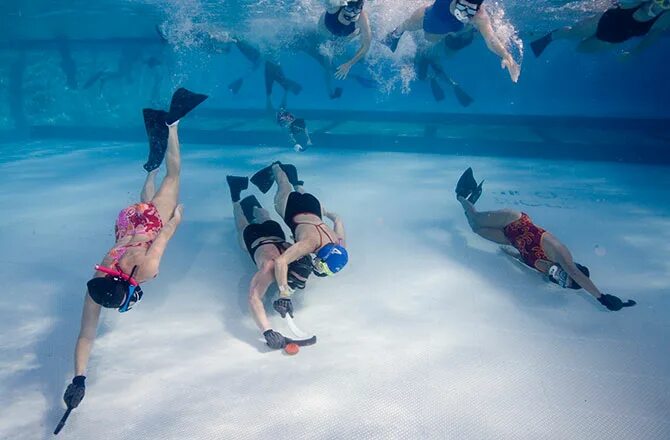 Хоккей под водой. Подводный хоккей это вид спорта. Хоккей на воде. Подводный хоккей экипировка. Хоккей купание