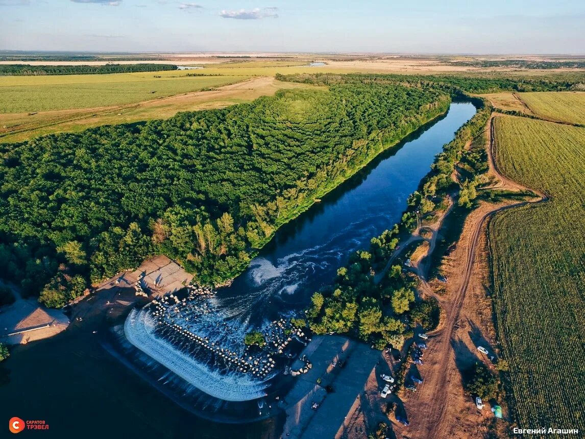 Нива" перевернулась при попытке переехать водопад под Саратовом