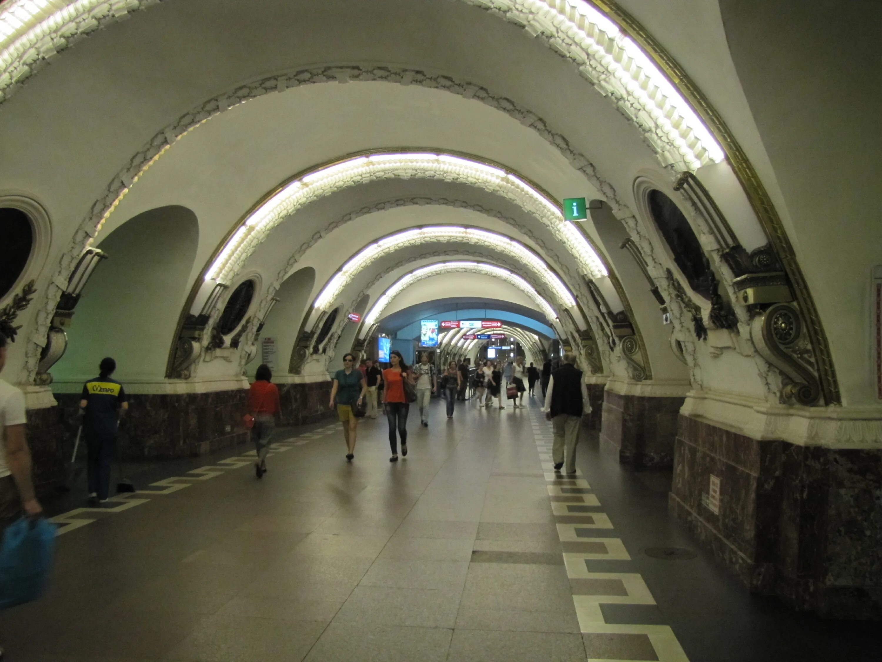 Площадь Восстания метро. Станция метро площадь Восстания. Питер метро площадь Восстания. Площадь Восстания метро вокзал.