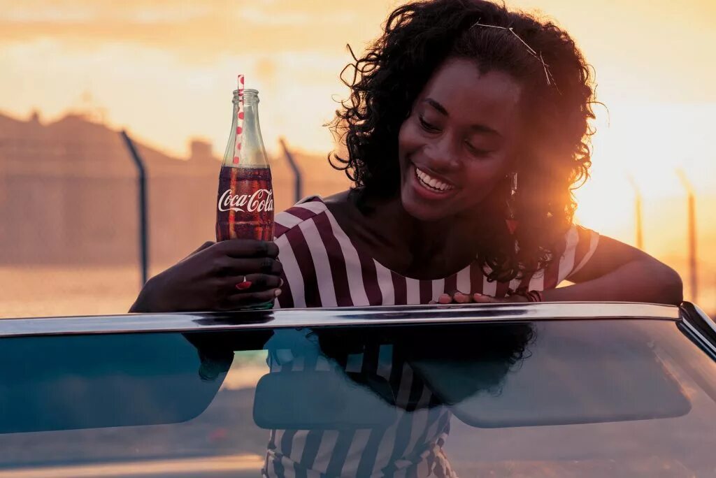 Кока кола в Африке. Девушка с Кока колой. Реклама Кока колы в Африке. Негритянка Кока кола. Taste the feeling