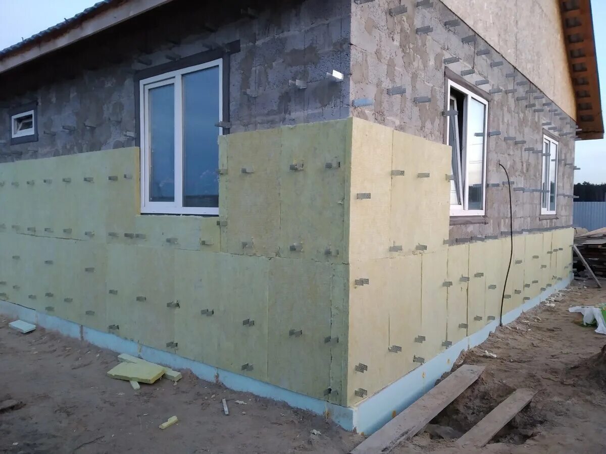 Теплоизоляция для стен снаружи газобетона. Утепление блока снаружи. Утеплитель для стен газобетона. Утепление дома с наруди. Толщина керамзитобетонных блоков для наружных стен.
