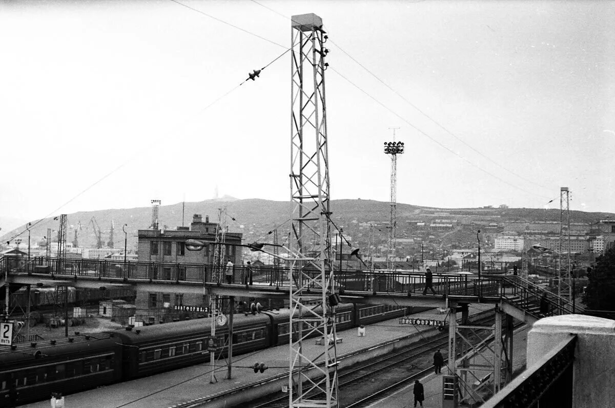 Мурманская железная дорога. Мурманск 1975. Старый Мурманский вокзал. ЖД вокзал старый Мурманский. Мурманск в 1975 году.