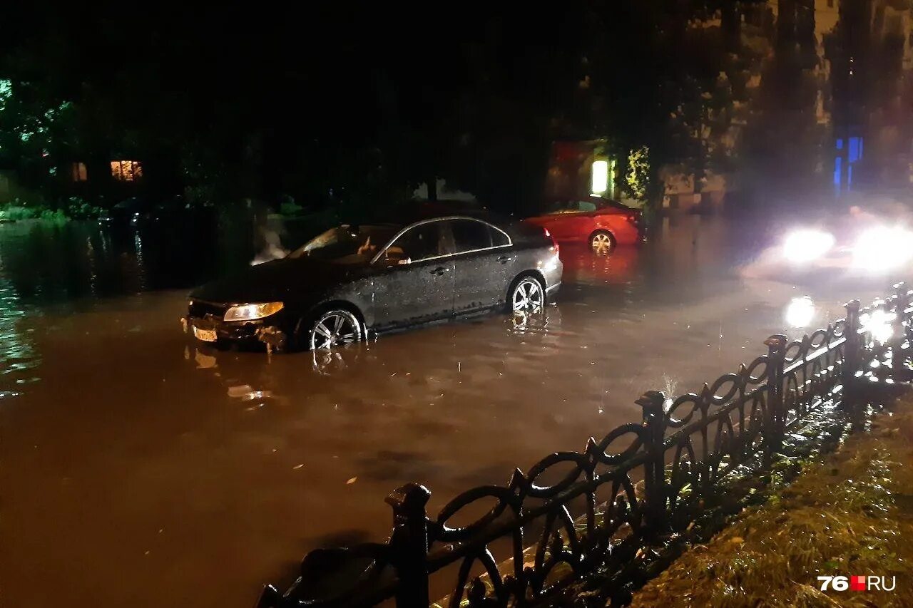 Гроз автомобили. Ярославль потоп 2020. Потоп в Ярославле. Ленинский проспект затопило. Ярославль 8 июня 2012 года потоп.