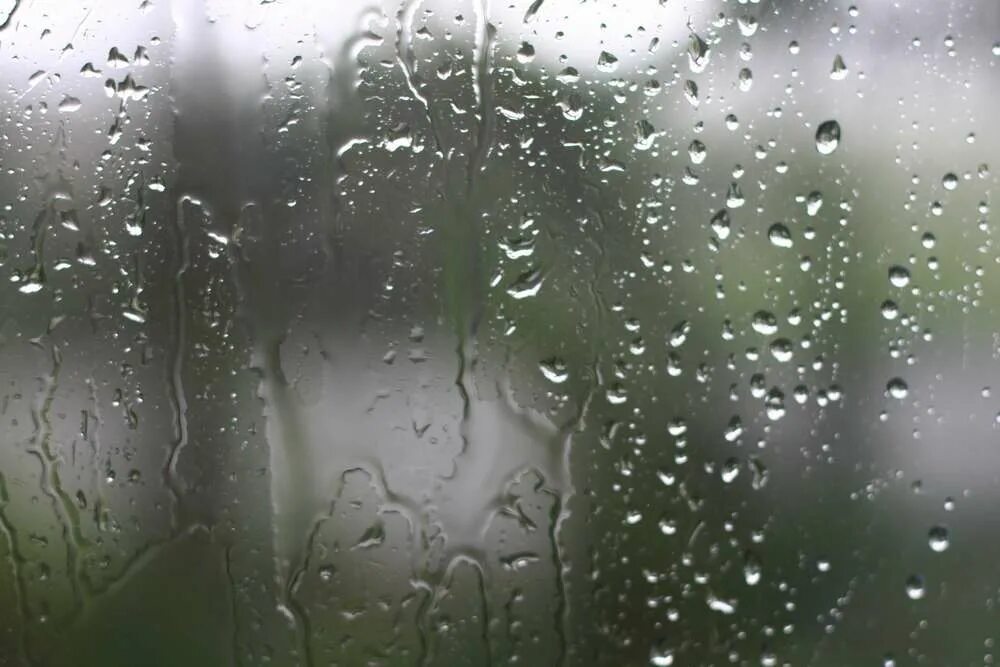 Дождь за окном. Дождь в окне. Капли на окне. Весенний дождь.
