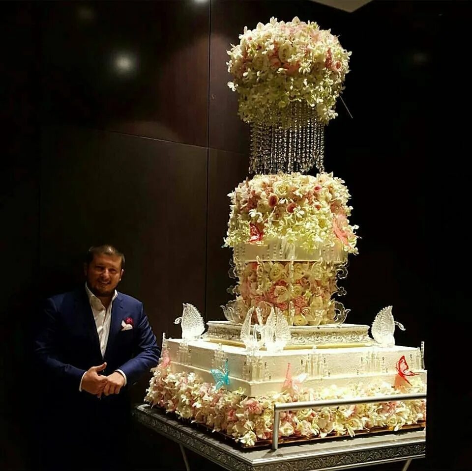 Приятным сюрпризом для всех стал огромный торт. Кондитер Ренат Агзамов. Ренат Агзамов Свадебные торты.