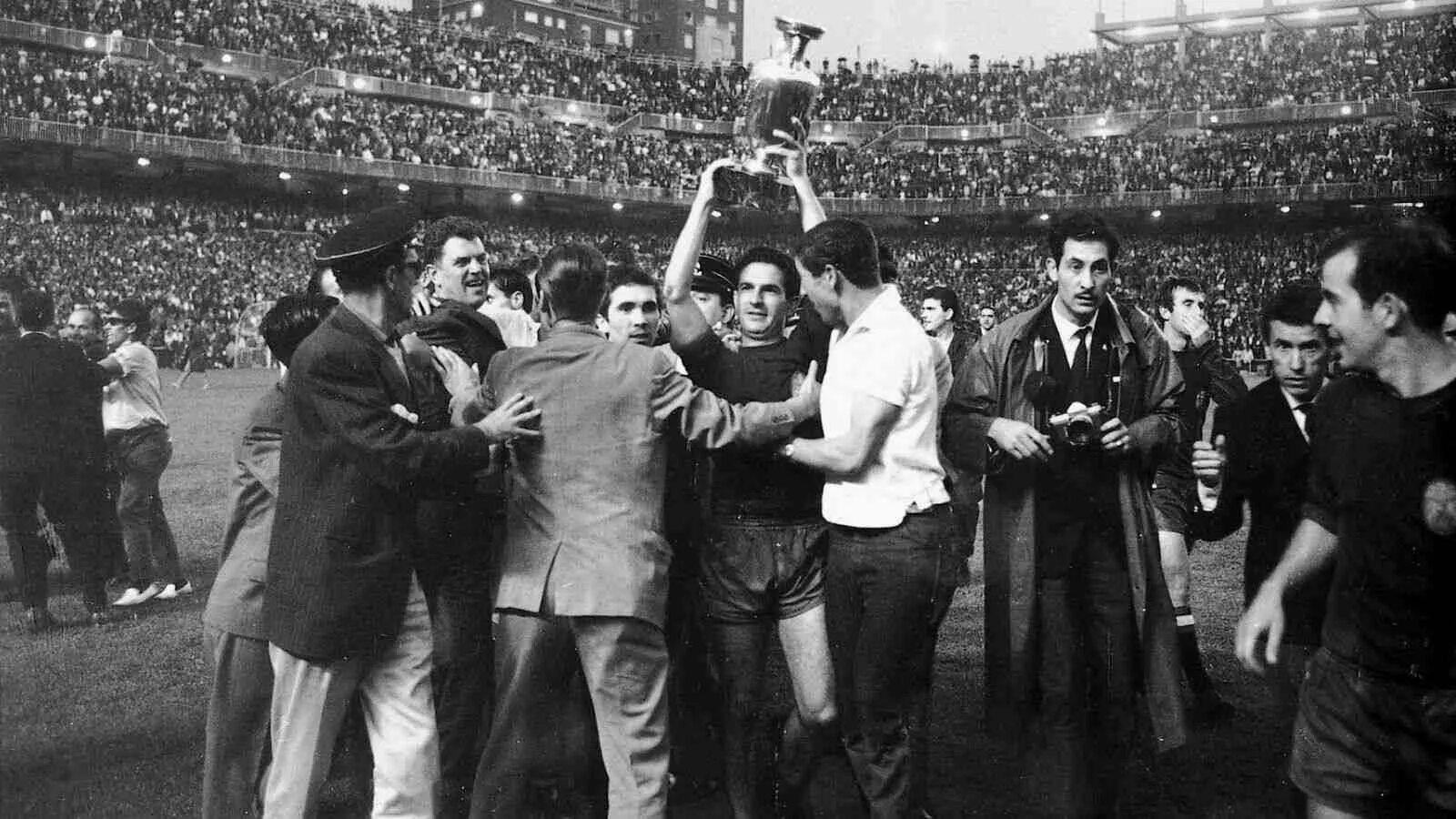 Ссср чемпион европы по футболу 1960. 1964г кубок европы по футболу финал. Чемпионат европы 60 года. Сборная ссср чемпион европы по футболу 1960. Сборная ссср чемпион европы 1960.