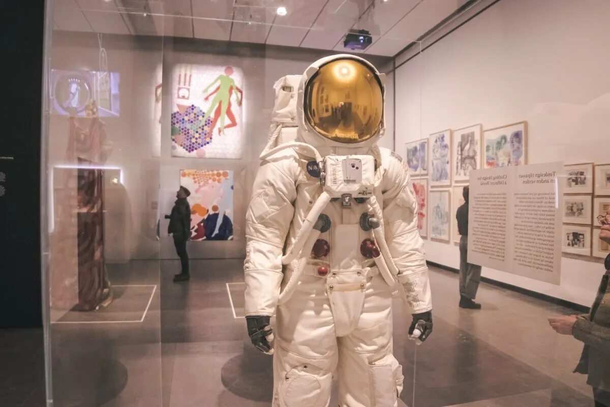 Первый космический скафандр. Музей Мадатек Хайфа. Космический скафандр SPACEX. Современный костюм Космонавта. Костюм Космонавта настоящий.