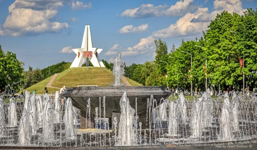 Ковид в брянске. Курган бессмертия Брянск. Курган бессмертия Брянск лето. Курган бессмертия Брянск набережная. Фонтан Курган Брянск.