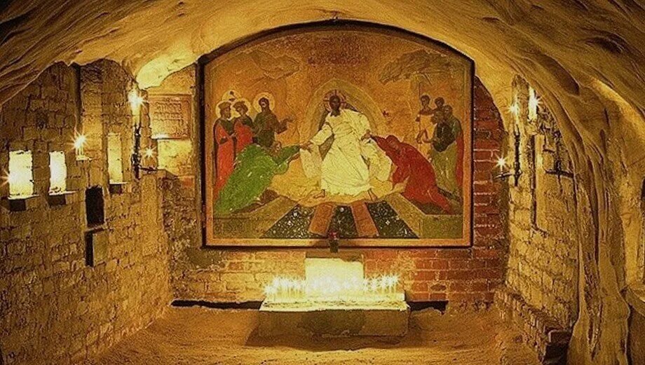 Псково-печерская лавра пещеры. Псково печерский монастырь пещеры. Печёрский монастырь в пскове пещеры. Псково печерский монастырь пещеры. Святые пещеры псково-печерского монастыря.