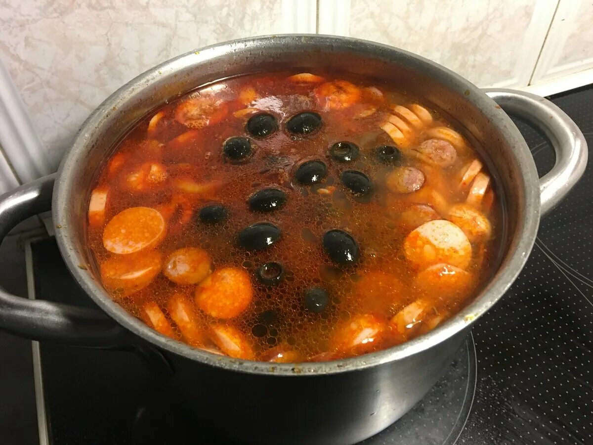 Солянка добавить рассол. Солянка мясная ингредиенты для супа. суп солянка в кастрюле. солянка в кастрюле. суп солянка на плите.