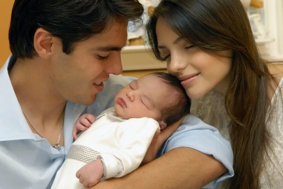 Самые ранние родители. Семья с маленьким ребенком. Армянская женщина с ребенком. Муж жена и ребенок.