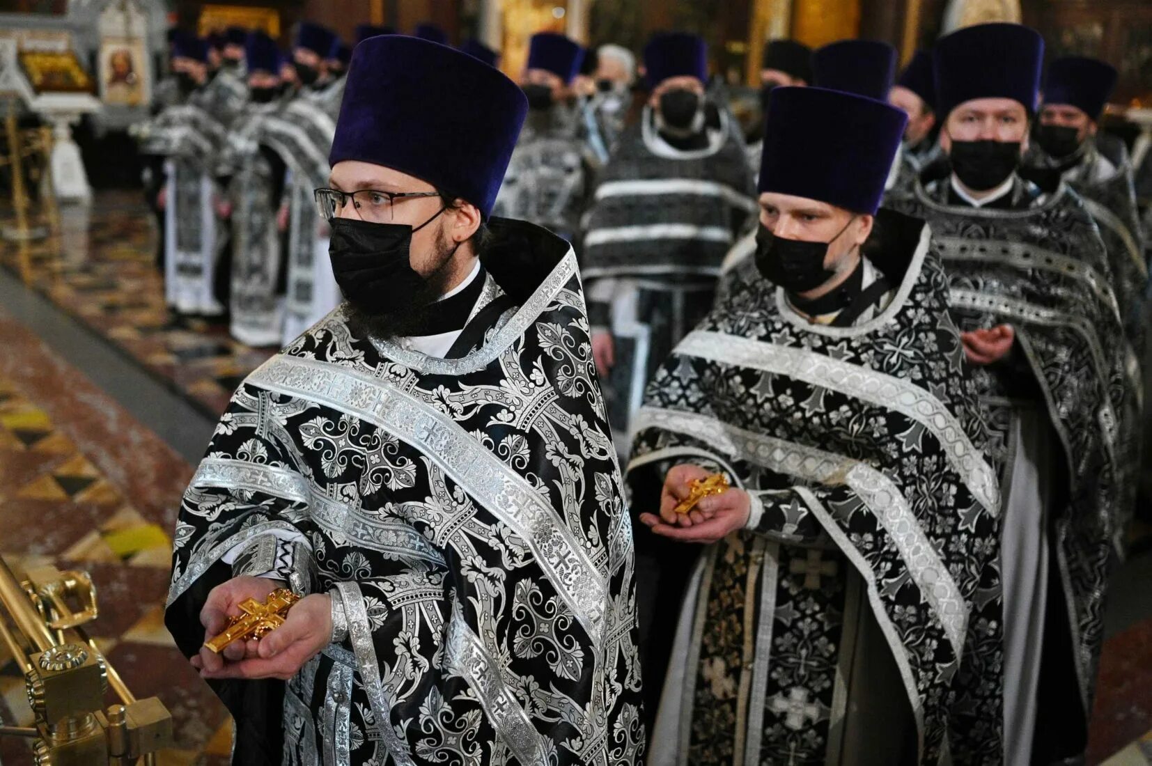 Православный и католический священник. Священники сфотографировались на фоне дзержинского. Священник в армии. Священник рядом. Исповедь женщины.