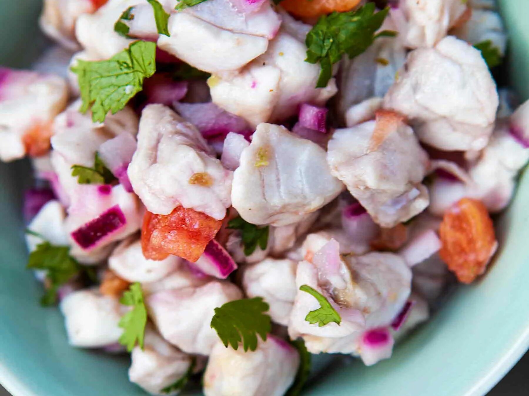 Перуанская кухня севиче. Севиче перу. Севиче из сибаса. Севиче креветки манго чили. Севиче перу.