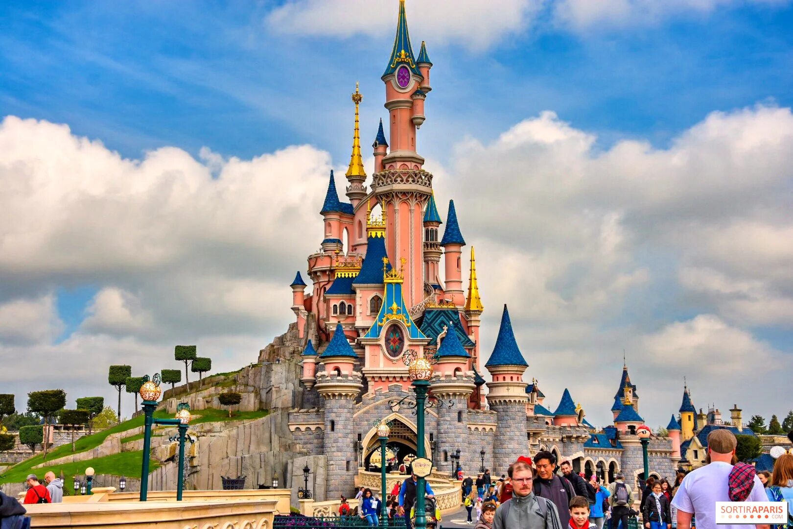 Дисней париж. Парк Уолт Дисней в Париже. Диснейленд Париж Disneyland Paris. Диснейленд Париж Диснейленд парк. Замок спящей красавицы в Диснейленде Париж.