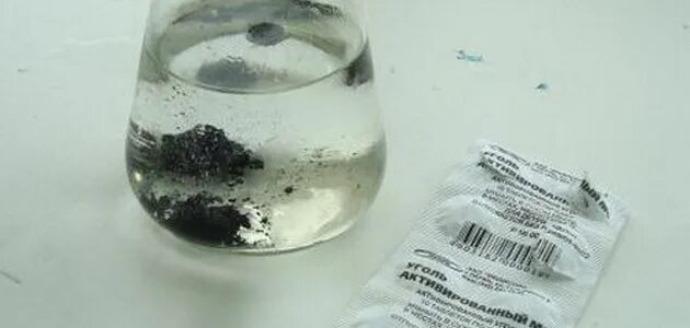 Вода очищенная углем. Активированный уголь растворенный в воде. Очистка питьевой воды с помощью активированного угля.