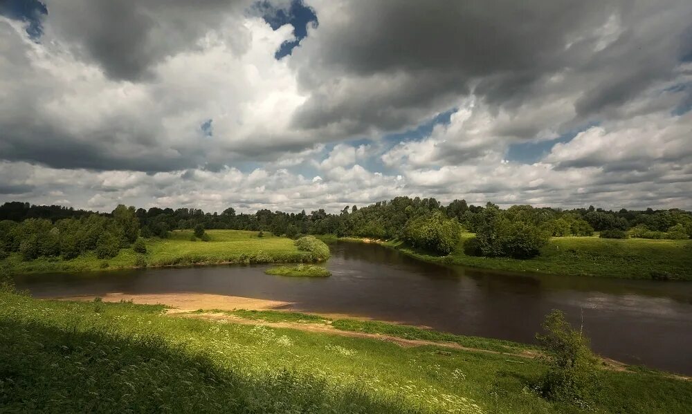Ловать река города холм. Холм,. Новгородская область храм на холме. Новгородские холмы. Новгородские холмы.