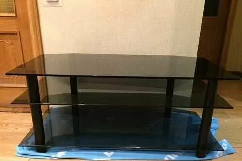 Тумба под ТВ Neo черный стеклянный 110 см. Подставка под телевизор из стекла. Стеклянная тумба под телевизор черное стекло четырехсекционная. Тумба под телевизор стекло металл латунь.
