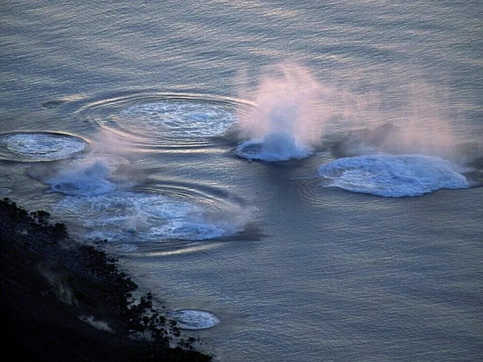Кипящее море. Подводный вулкан Кавио барат. Метан в Бермудском треугольнике. Метановые пузыри в воде.