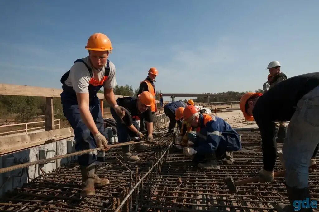 Мигранты на стройке. Что заставило рабочих пойти на стройку. Работники на стройке. Идет стройка. Стройка и строители.