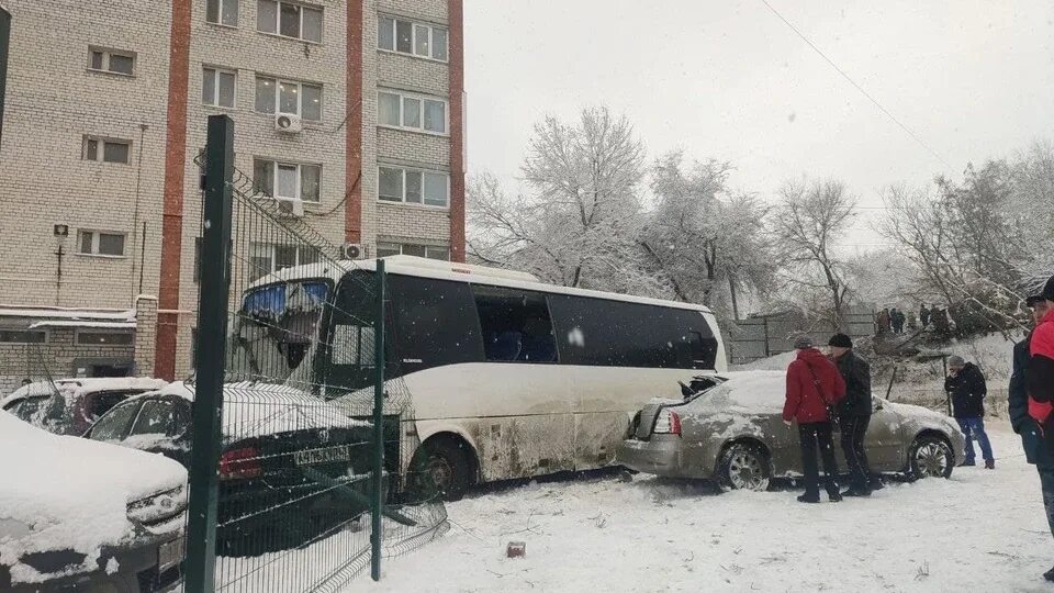 Упавший автобус с людьми в мойку. Упавший автобус с людьми в мойку