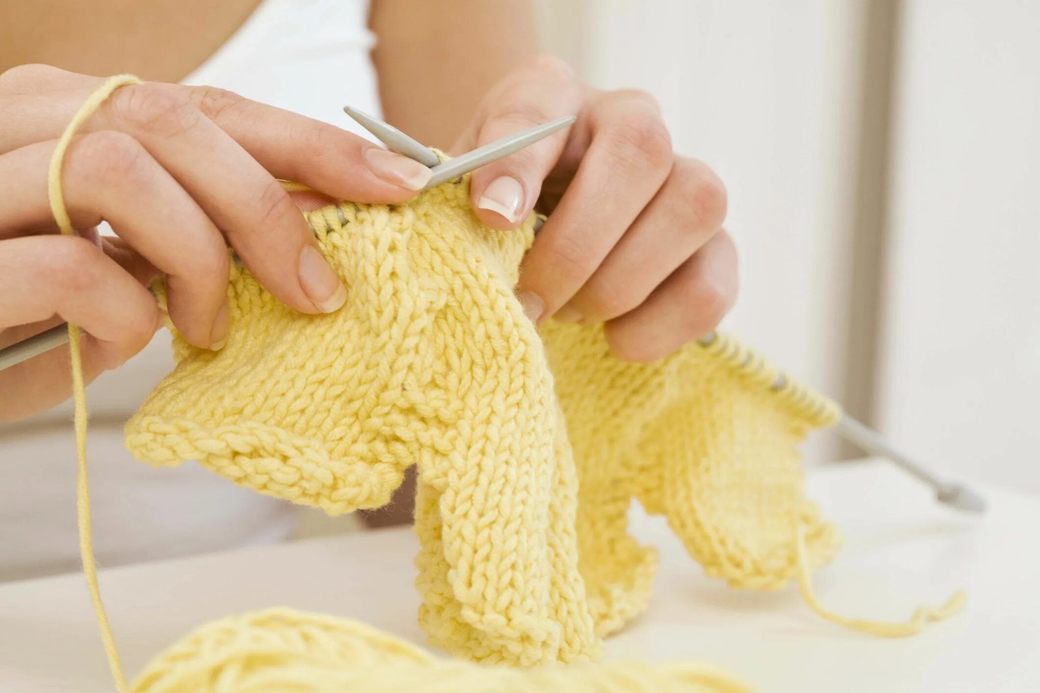 Knitting hands. Вязание спицами. Хобби вязание крючком. Детский вязаные изделия. Хобби вязание спицами.