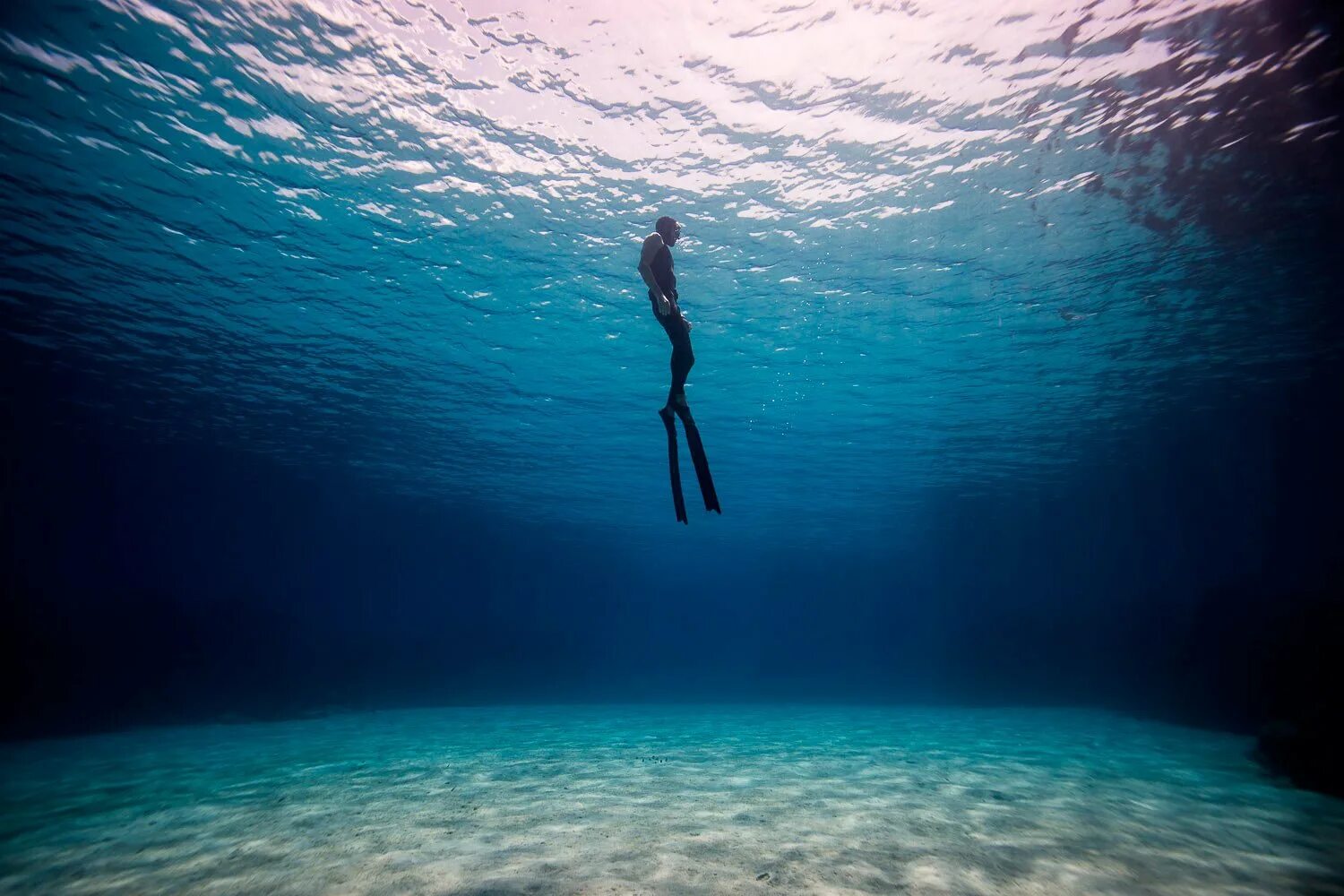 Боязнь глубины. В глубине большого тела. Тихий океан марианский желоб. Подводные съёмки в океане. Глубина погружения.
