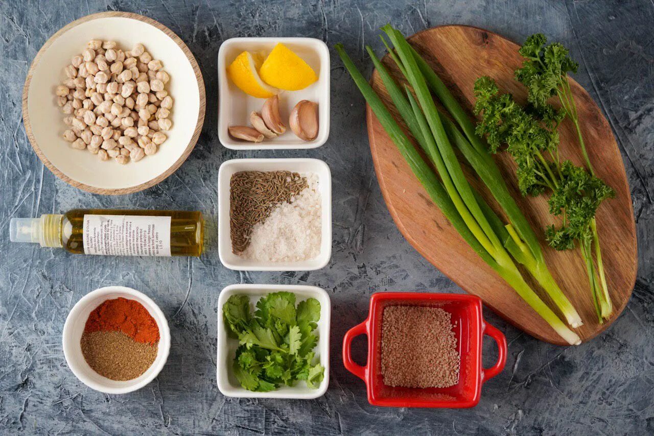 Подготовка ингредиентов. Семья завтракает. Депрессия и еда. Стресс и питание. Еда при стрессе.