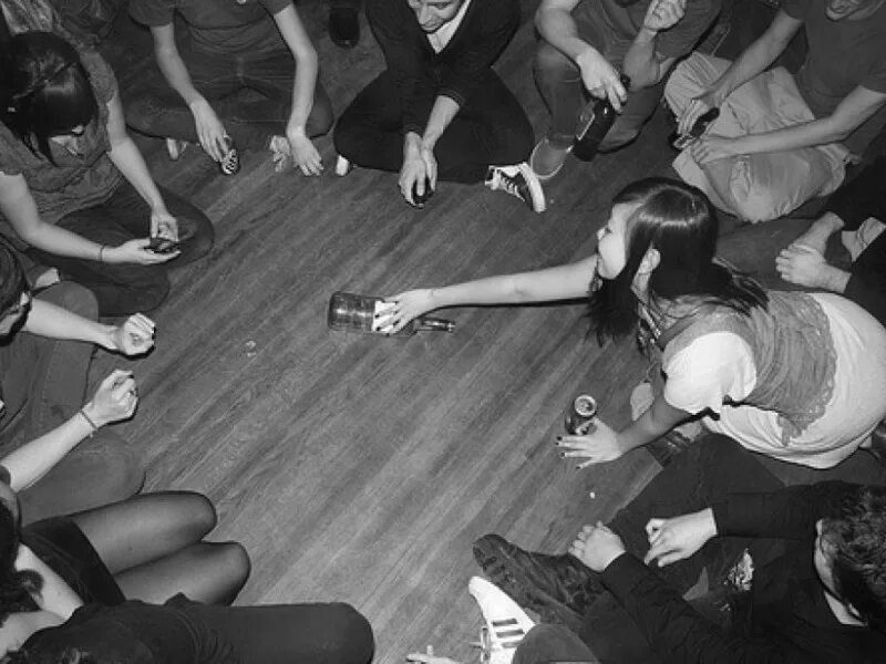 Девочки подростки играют. Игра в бутылочку эстетика. Сыграли в бутылочку. Люди играют в бутылочку. Бутылочка на раздевание.