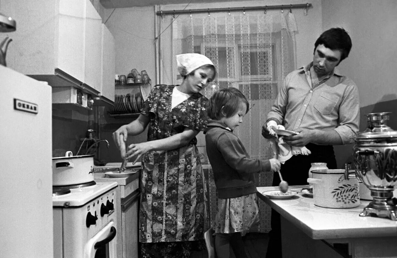 Назад в ссср. Быт советских людей. Кухня СССР. Советская кухня в 50-е годы. Советская семья.