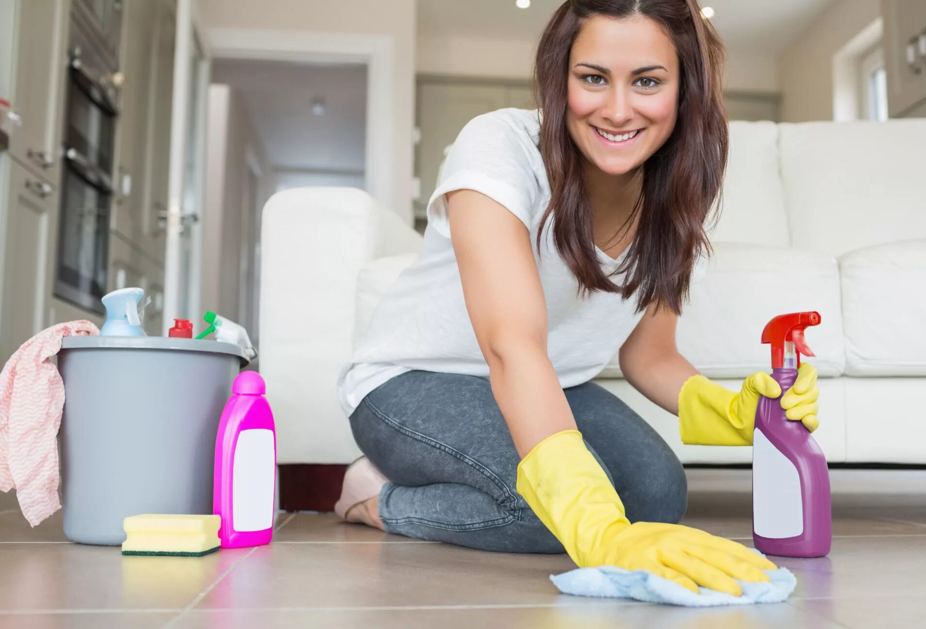 Woman cleaning. Уборка в доме. Женщина убирается. Девушка убирается в доме. Девушка убирает дом.