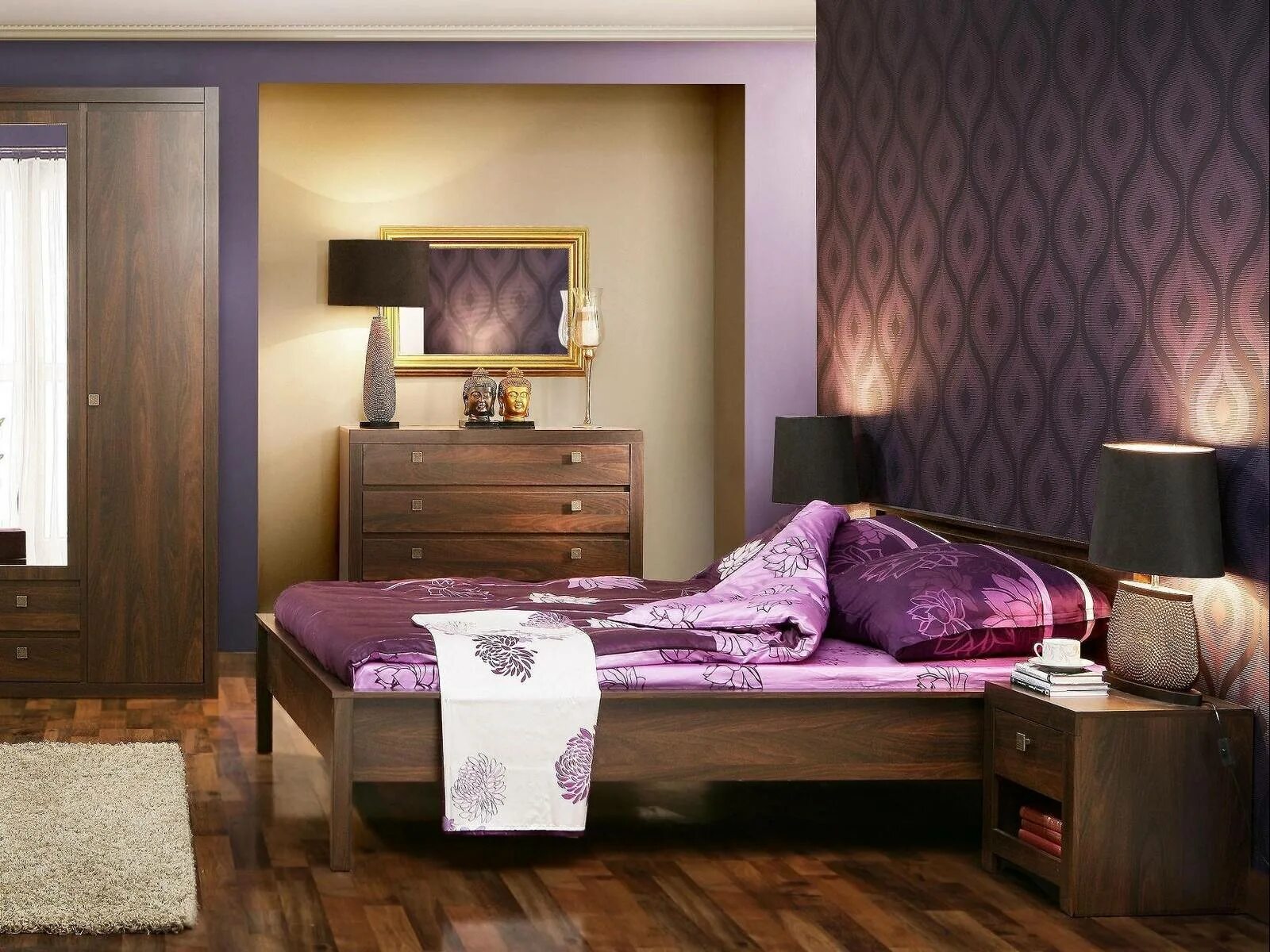Сочетание цвета мебели в стенами. Сочетание коричневого и фиолетового в интерьере. Мебель цвета вишня в интерьере. Сочетание обоев в спальне. Спальня в сливовом цвете.