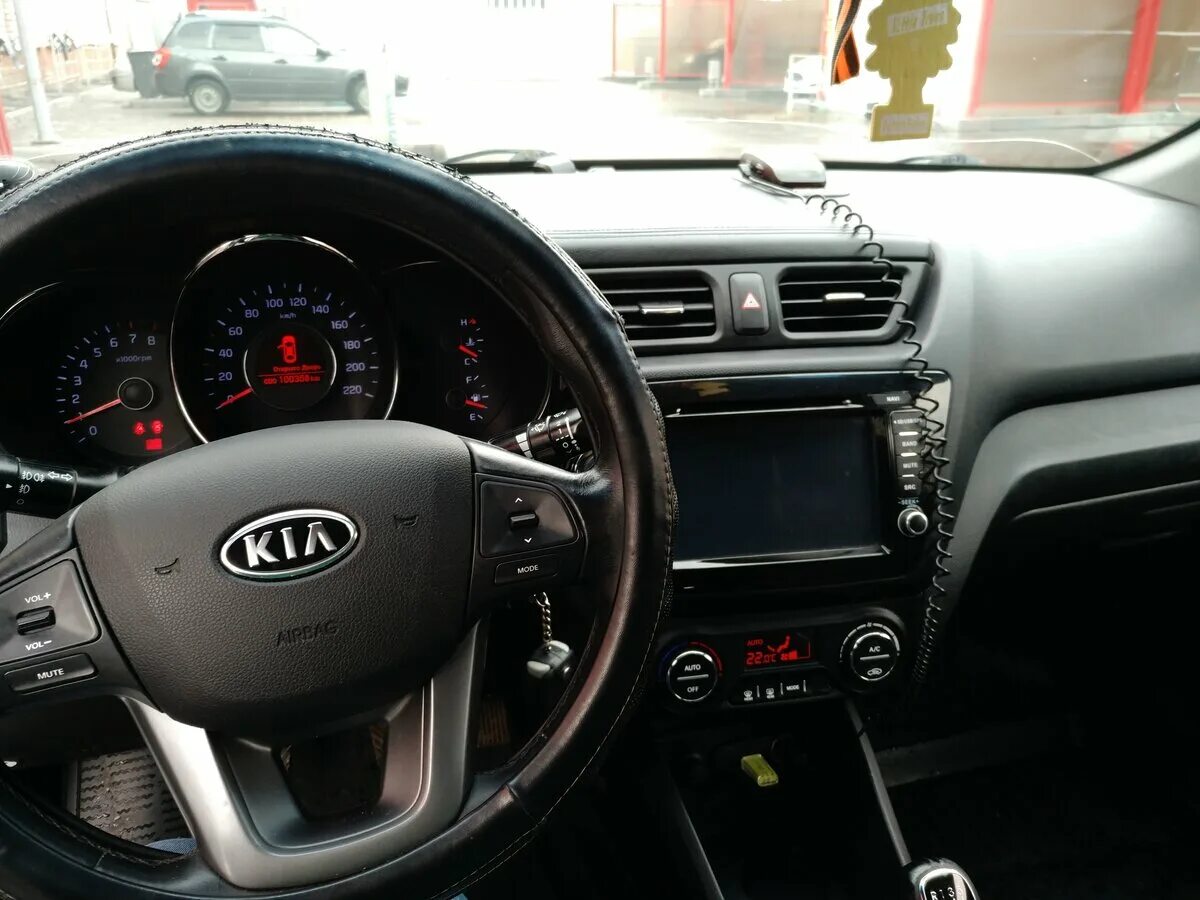 Купить б/у Kia Rio III 1.4 MT (107 л.с.) бензин механика в Москве: белый Киа Рио
