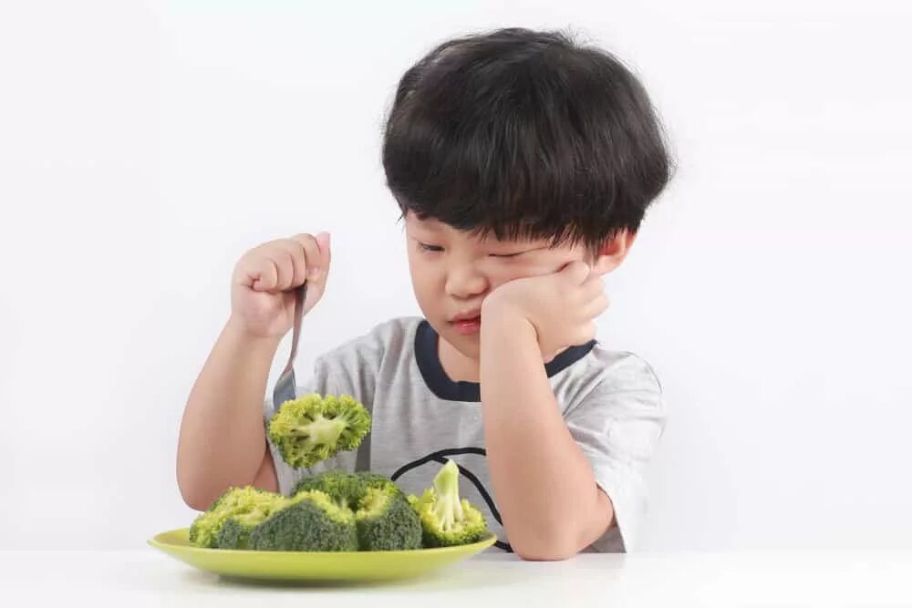 Не люблю и не ем овощи. Еда для детей. Ребенок не хочет есть овощи. Мальчик не хочет есть овощи. Овощи для детей.