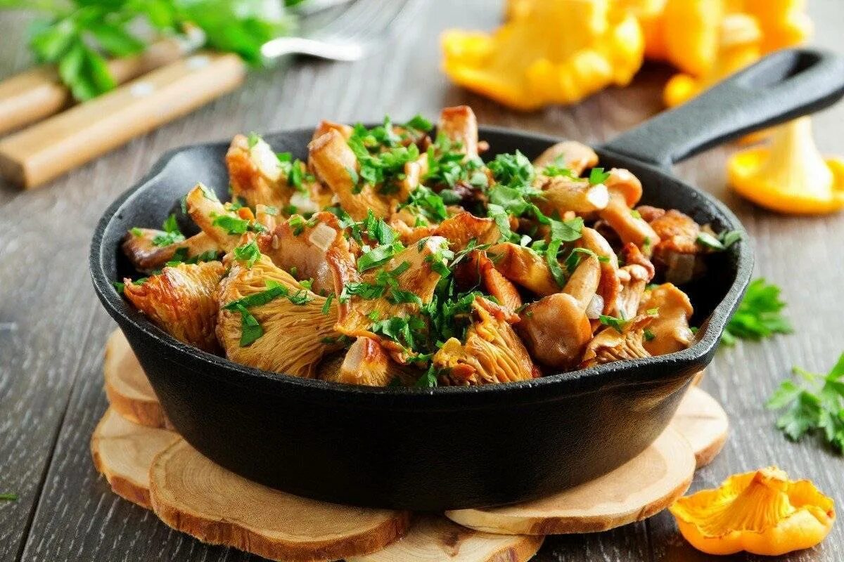 Как вкусно приготовить лисички на сковороде. Лисички грибы жареные. лисички грибы с картошкой жареные. жареные лисички. блюда в порционных сковородках.
